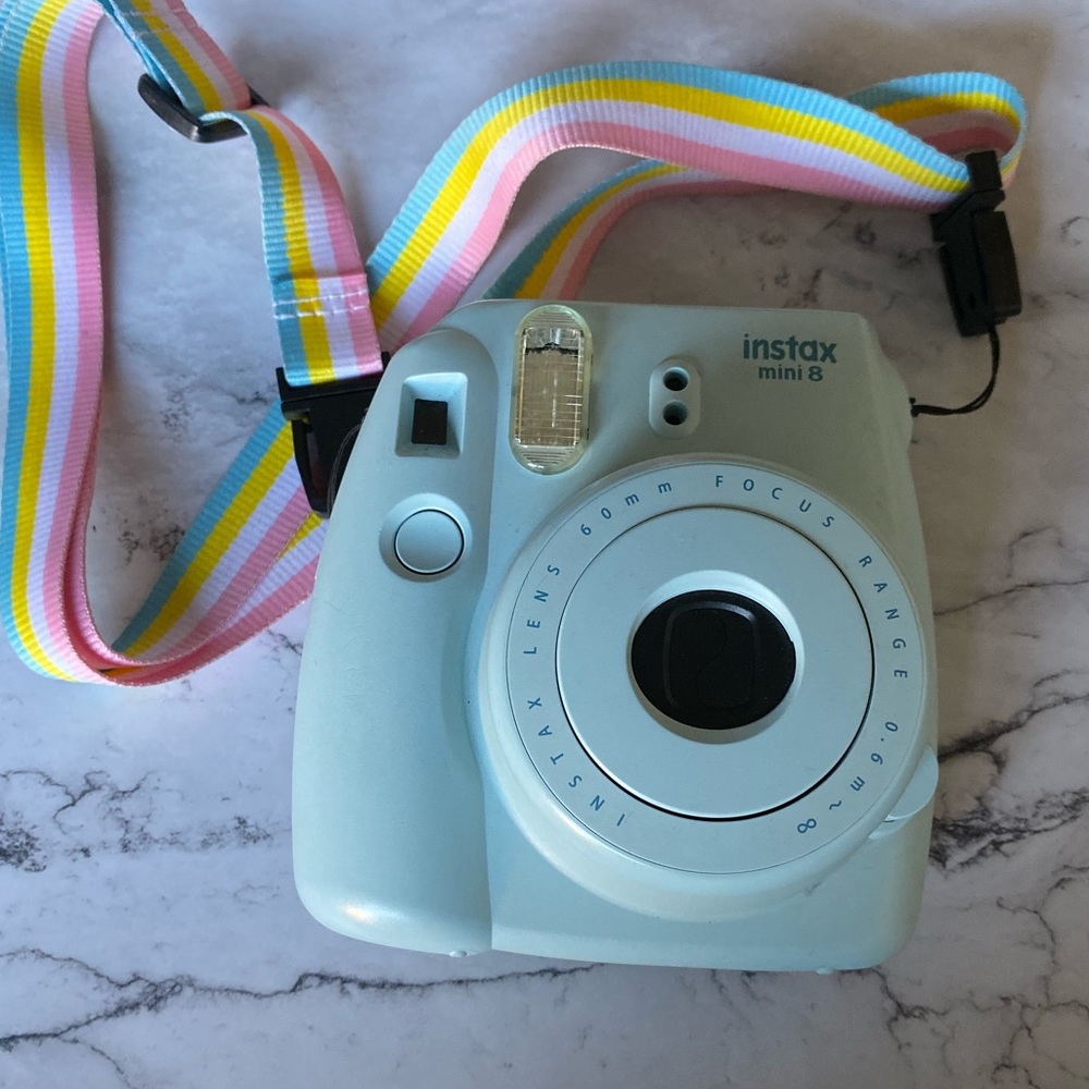 Fuji Film Instax Mini 8 with strap (Mint)